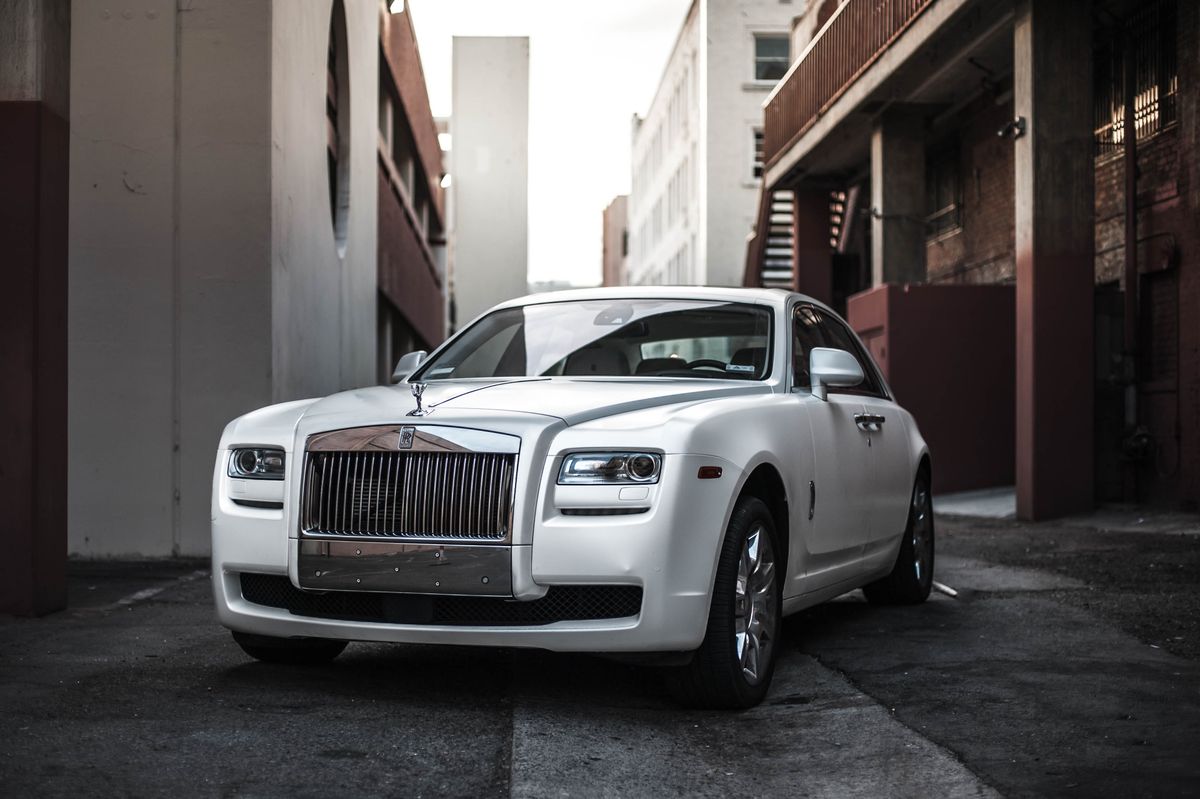 創業者が車両を確認する様子